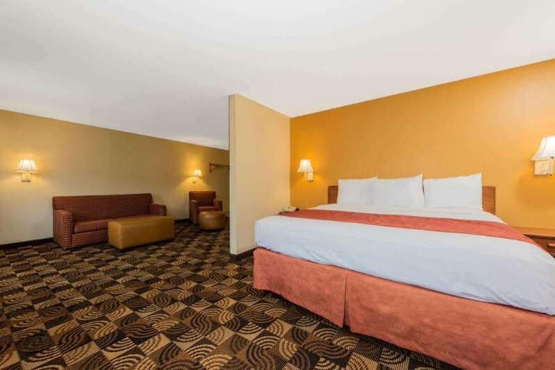 Отель Super 8 By Wyndham Portsmouth Rosemount Экстерьер фото